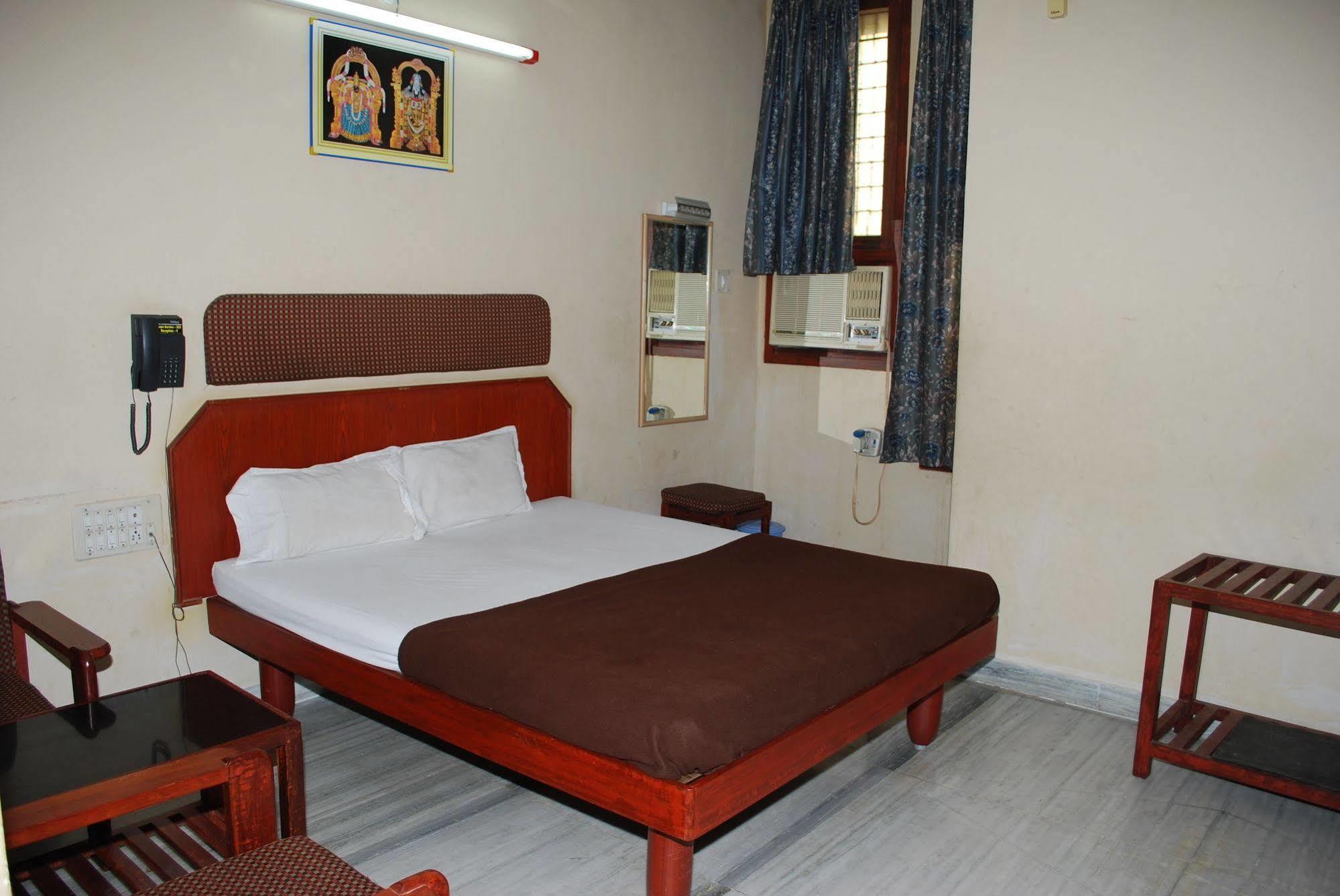 מלון טירופאטי Sri Sai Residency מראה חיצוני תמונה
