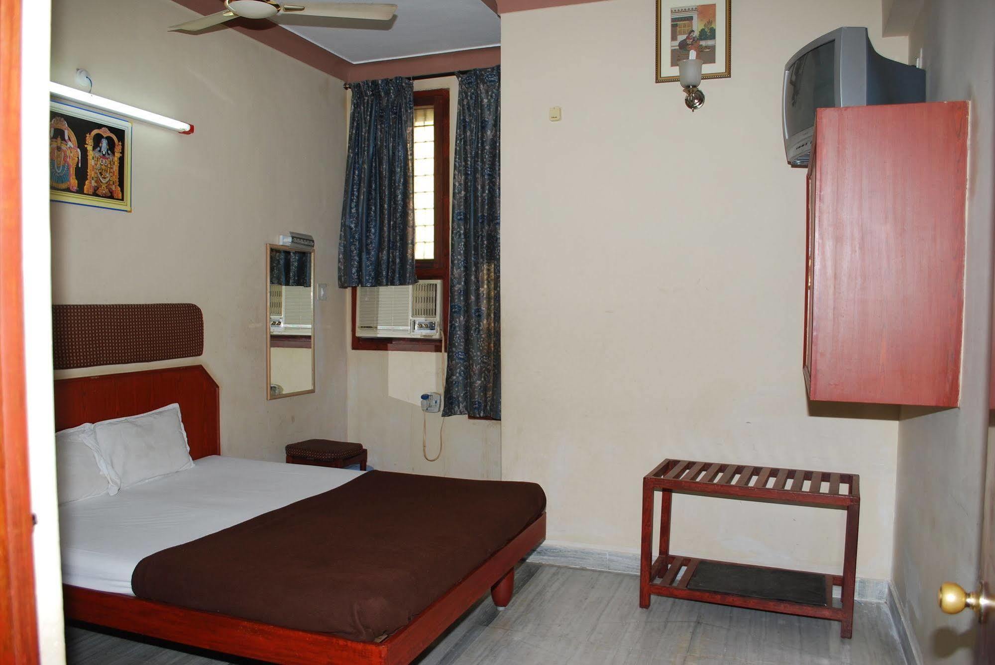 מלון טירופאטי Sri Sai Residency מראה חיצוני תמונה