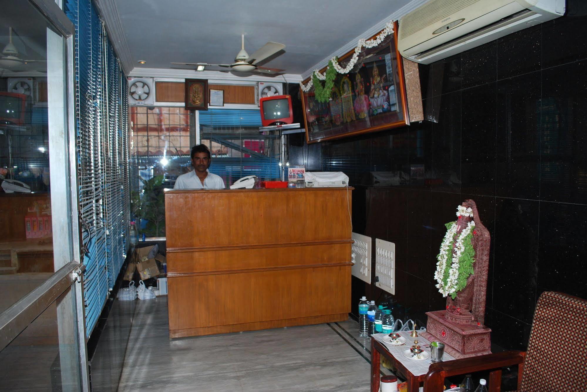 מלון טירופאטי Sri Sai Residency מראה חיצוני תמונה